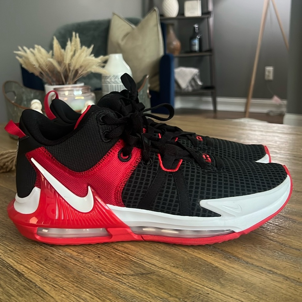 Men’s size 9 1/2 Nike basketball performance shoes